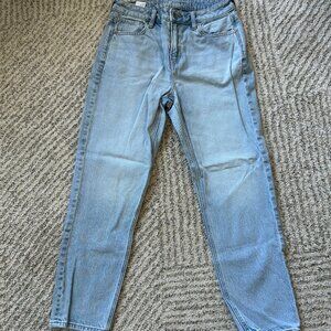 American Eagle Lightwash Short Mom Jeans!